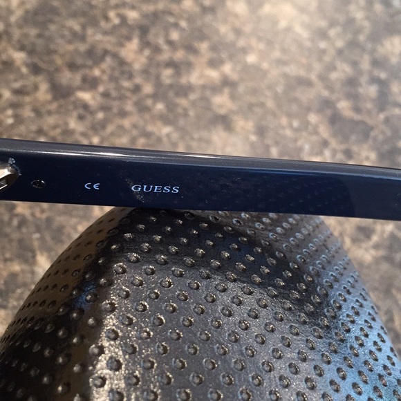 G by Guess insignia sunglasses - Picture 6 of 6